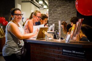 Firma Stone Master została oficjalnym Mecenasem otwarcia naszego partnera – Egurrola Dance Studio – w łódzkiej Manufakturze.
